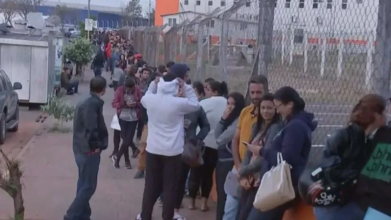 Rádio Cerrado FM - PI — Fila por uma oportunidade de emprego em Bauru passa dá a volta na universidade que fica em pelo menos três quarteirões TV TEM / Reprodução O desempregado Cláudio dos Santos Pereira, morador de Agudos, percorreu 20 km de bicicleta até Bauru (SP) para concorrer a uma das 500 vagas de emprego oferecidas por um supermercado da cidade. Cláudio chegou ainda na noite deste domingo (22), às 20h, e aguardou 12 horas na fila até o início do atendimento, às 8h desta segunda-feira (23). Ele conta que o último emprego foi no setor de limpeza de uma indústria de bebidas. Fila [&hellip;]