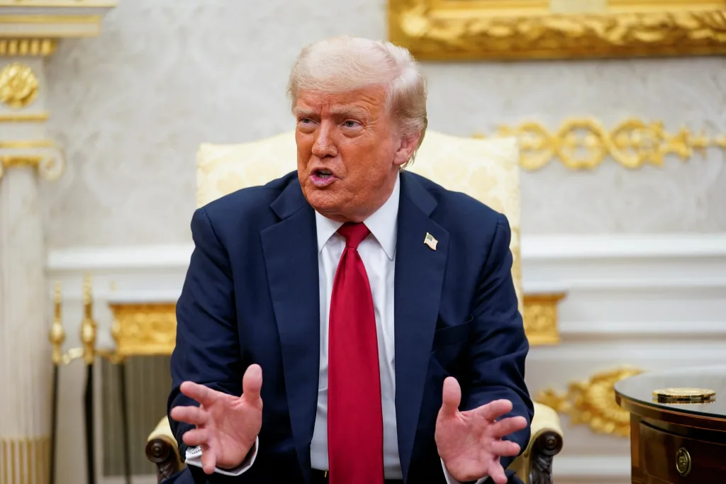 Rádio Cerrado FM - PI — Trump ameaça retirar EUA da OTAN A Casa Branca acusou nesta quarta-feira (8) a Organização do Tratado do Atlântico Norte (Otan) de ter dado as costas aos Estados Unidos durante a guerra contra o Irã. A declaração foi feita poucas horas antes de uma reunião entre o secretário-geral da aliança, Mark Rutte, e o presidente Donald Trump. 🌎 A Otan é uma aliança militar formada por mais de 30 países, incluindo EUA e nações europeias, como França, Itália e Reino Unido. “Eles foram postos à prova e falharam”, declarou a secretária de imprensa Karoline Leavitt, citando palavras de Trump. “É [&hellip;]