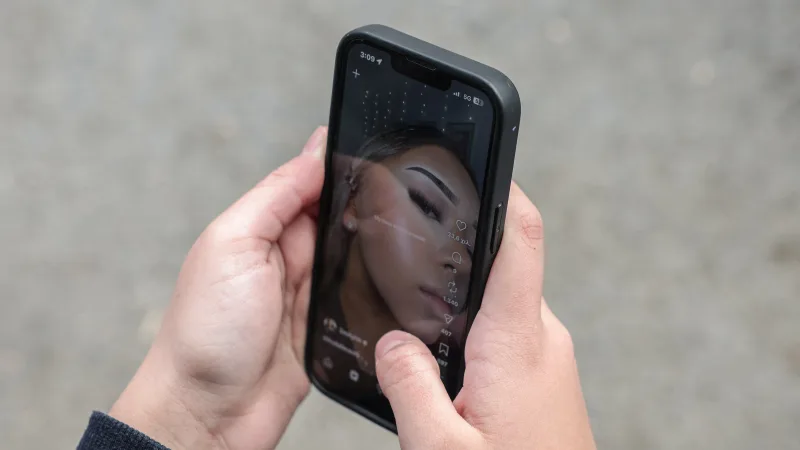 Rádio Cerrado FM - PI — Jovem de 14 anos verifica postagens nas mídias sociais em Atenas, em 26 de fevereiro de 2026. REUTERS/Louisa Gouliamaki A Grécia proibirá o acesso às redes sociais para crianças menores de 15 anos a partir de 1º de janeiro de 2027, disse o primeiro-ministro Kyriakos Mitsotakis nesta quarta-feira (8), citando o aumento da ansiedade, problemas de sono e o design viciante das plataformas online. Uma pesquisa de opinião da Alco, publicada em fevereiro, mostrou que cerca de 80% dos entrevistados aprovavam a proibição. O governo grego já proibiu os telefones celulares nas escolas e criou plataformas de controle dos pais [&hellip;]