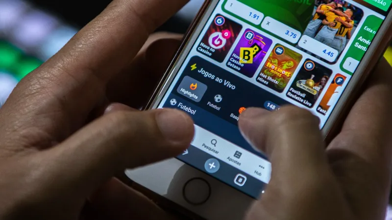 Rádio Cerrado FM - PI — Imagem ilustrativa de uma bet. Joédson Alves/Agência Brasil A Austrália vai restringir a publicidade de apostas esportivas, anunciou nesta quinta-feira (2) o primeiro-ministro Anthony Albanese. ➡️A publicidade de apostas esportivas tem uma grande presença nas emissoras de rádio e televisão australianas, com propostas para que a população arrisque seu dinheiro em todo tipo de competição, [&hellip;]