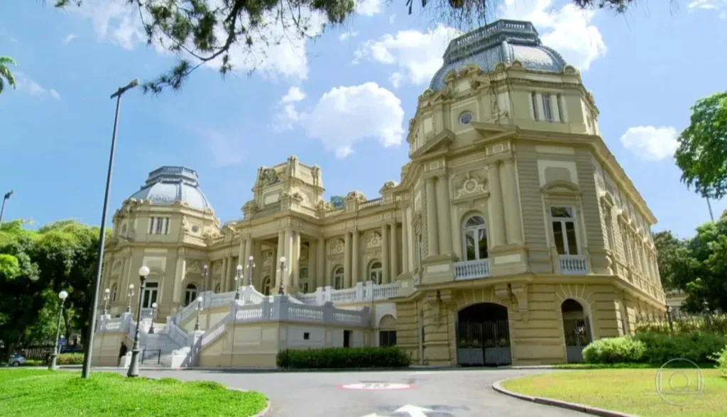 Rádio Cerrado FM - PI — Advogado do PSD compara RJ a Gotham City O advogado do PSD, Thiago Fernandes Boverio, afirmou nesta quarta-feira (8) que o Rio de Janeiro “virou Gotham City”. E que, se a eleição para o mandato-tampão de governador do estado ocorrer de forma indireta, pela Assembleia Legislativa do RJ, o Coringa tem mais chances de ser eleito do que o Batman. O advogado deu a declaração durante o julgamento, no Supremo Tribunal Federal (STF), que vai definir como será eleição para o Palácio Guanabara, se indireta ou direta, como a ida dos eleitores às urnas. 🦇Gotham City é a metrópole fictícia [&hellip;]