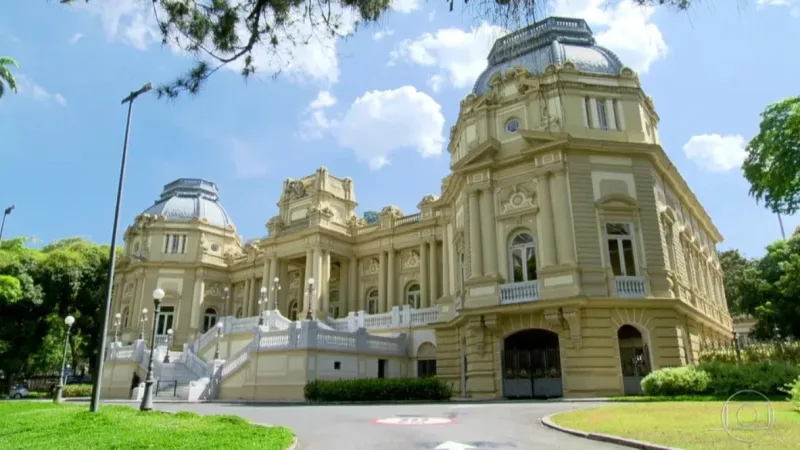 Rádio Cerrado FM - PI — Advogado do PSD compara RJ a Gotham City O advogado do PSD, Thiago Fernandes Boverio, afirmou nesta quarta-feira (8) que o Rio de Janeiro “virou Gotham City”. E que, se a eleição para o mandato-tampão de governador do estado ocorrer de forma indireta, pela Assembleia Legislativa do RJ, o Coringa tem mais chances de ser eleito do que o Batman. O advogado deu a declaração durante o julgamento, no Supremo Tribunal Federal (STF), que vai definir como será eleição para o Palácio Guanabara, se indireta ou direta, como a ida dos eleitores às urnas. 🦇Gotham City é a metrópole fictícia [&hellip;]