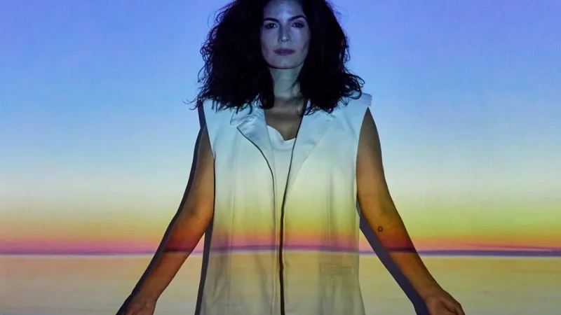 Rádio Cerrado FM - PI — Emanuelle Araújo lança em 10 de abril o terceiro álbum solo, ‘Corra para o mar’, gravado com produção musical de Alexandre Kassin Mari França / Divulgação ♫ CRÍTICA DE ÁLBUM Título: Corra para o mar Artista: Emanuelle Araújo Cotação: ★ ★ ★ ★ ♬ “Nosso bloco já passou e essa manhã cai bem”, avaliam Emanuelle [&hellip;]