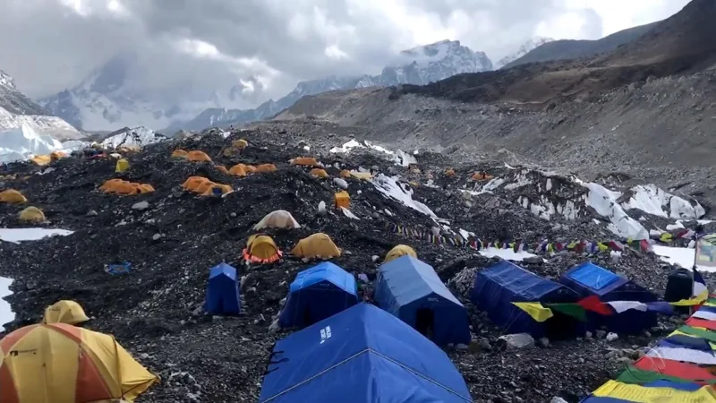Rádio Cerrado FM - PI — Acampamento dos alpinistas durante a subida do Monte Everest Reprodução/RBS TV Uma investigação do Departamento Central de Investigação (CIB) da Polícia do Nepal revelou um esquema milionário de fraudes no setor de turismo do Himalaia, com denúncias de envenenamento de turistas para forçar resgates médicos desnecessários. Um relatório, com mais de 1.200 páginas, foi concluído [&hellip;]
